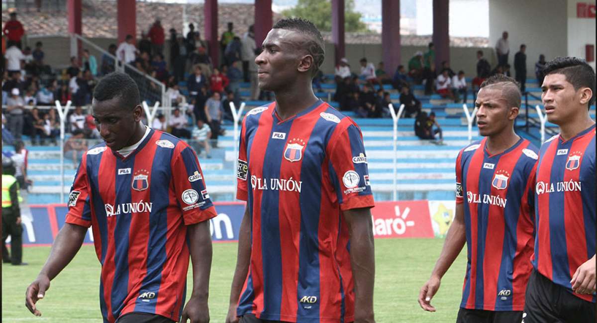 Los jugadores del Deportivo Quito dejan la cancha del estadio Reina del Cisne con tristeza, luego de perder ante Liga de Loja. API