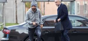 El futbolista del FC Barcelona Gerard Piqu&eacute;, acompa&ntilde;ado de su abogado, David Velazquez (d), a su llegada a la Ciudad de la Justicia de Barcelona.