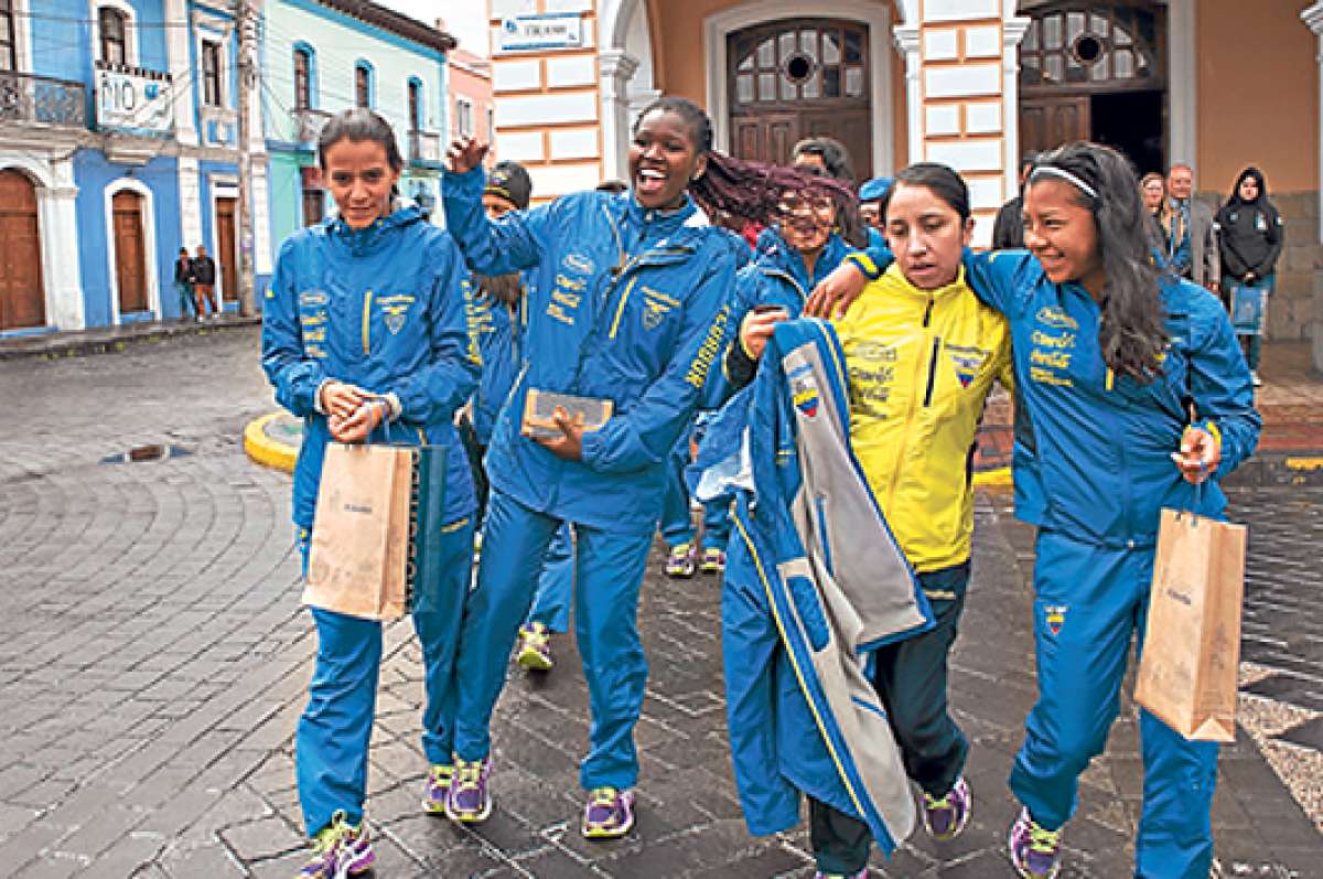 Un grupo de jugadoras de la &lsquo;Tri&rsquo; femenina pasea por una de las calles del centro de Riobamba. Foto: John Guevara / El Tel&eacute;grafo.