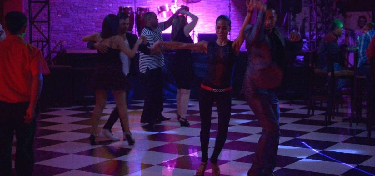 &ldquo;Cali Salsoteca&rdquo; es uno de los sitios preferidos en la Zona Rosa donde, adem&aacute;s de una amplia pista de baile, se ofrecen espect&aacute;culos en vivo con orquestas y cantantes                   -nacionales y for&aacute;neos- de g&eacute;neros musicales tropicales. 