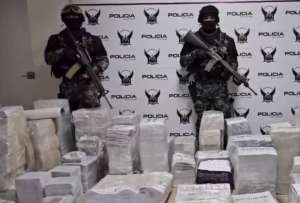 Policía encontró centro de acopio clandestino de documentos sobre revisión vehicular. 