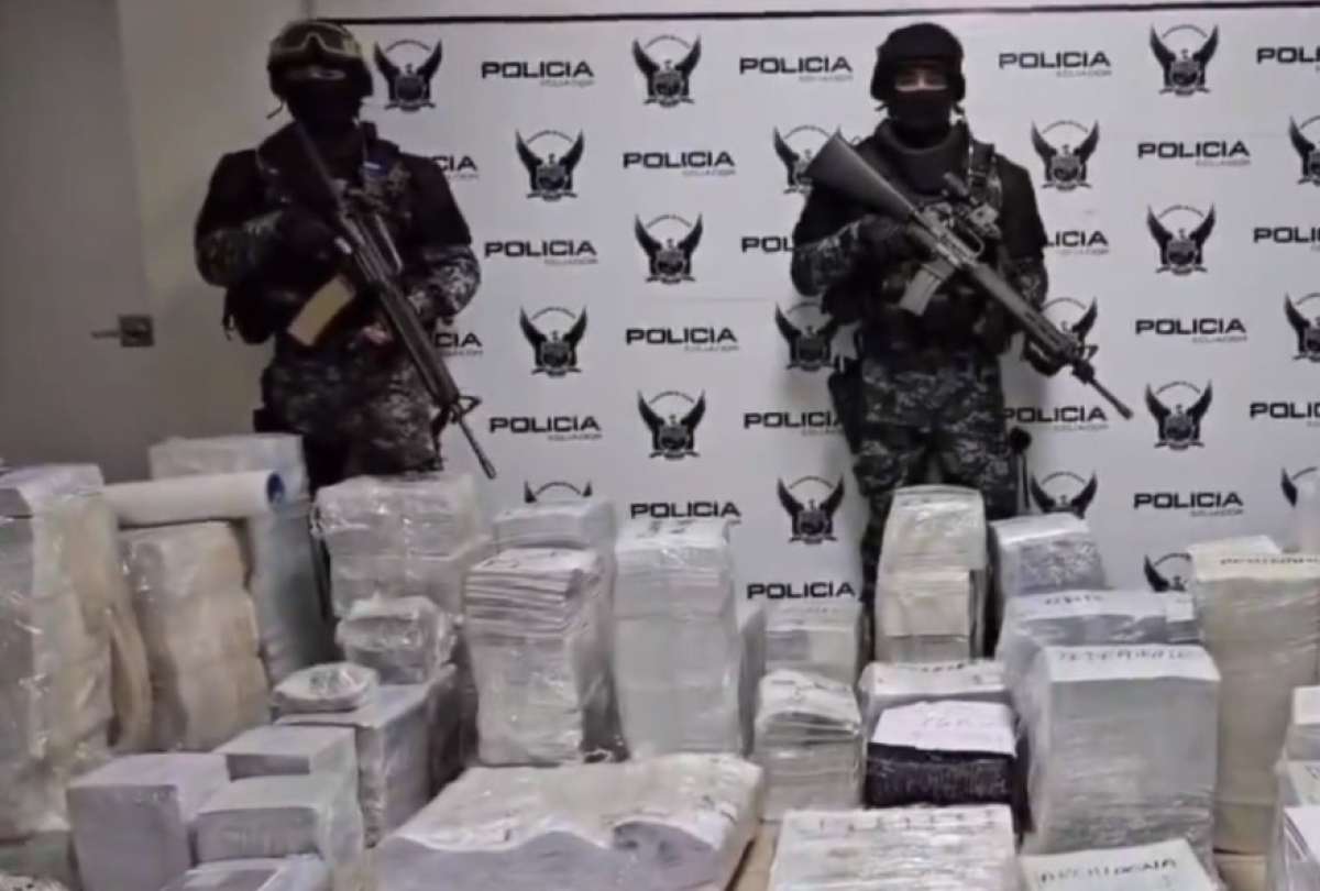 Policía encontró centro de acopio clandestino de documentos sobre revisión vehicular.
