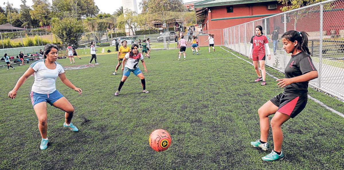 El equipo femenino de la Universidad San Francisco de Quito se prepara para disputar el torneo 2015. Foto: Santiago Aguirre / El Tel&eacute;grafo