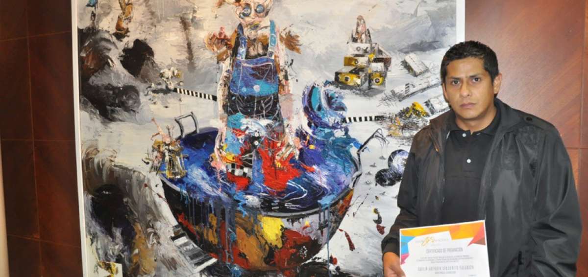 El artista lojano Emilio Antonio Seraquive recibi&oacute; el primer lugar por una obra en la que se visualiza la enajenaci&oacute;n del hombre con su ambiente.