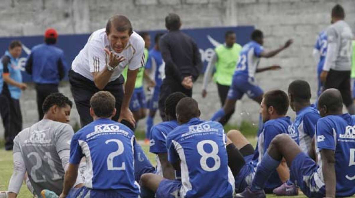 Carlos Sevilla entren&oacute; a El Nacional y Deportivo Quito en 2014. Foto: Archivo