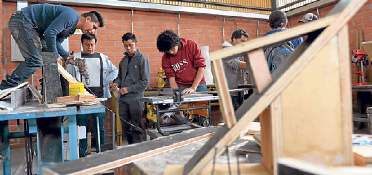 Estudiantes de la Facultad de Dise&ntilde;o de la Universidad de Cuenca tienen listo el proyecto para participar del concurso de disfraces este 6 de enero en la avenida Huayna-C&aacute;pac. Foto: Jos&eacute; Luis Llivisaca / El Tel&eacute;grafo