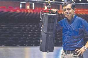 Gustavo Becerra, jefe de Iluminaci&oacute;n del Teatro Nacional.