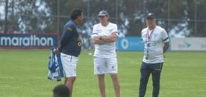 El entrenador de la selecci&oacute;n juvenil, Jorge C&eacute;lico (d), junto a su asistente Patricio Lara (c) y el preparador de arqueros Robin Pico.