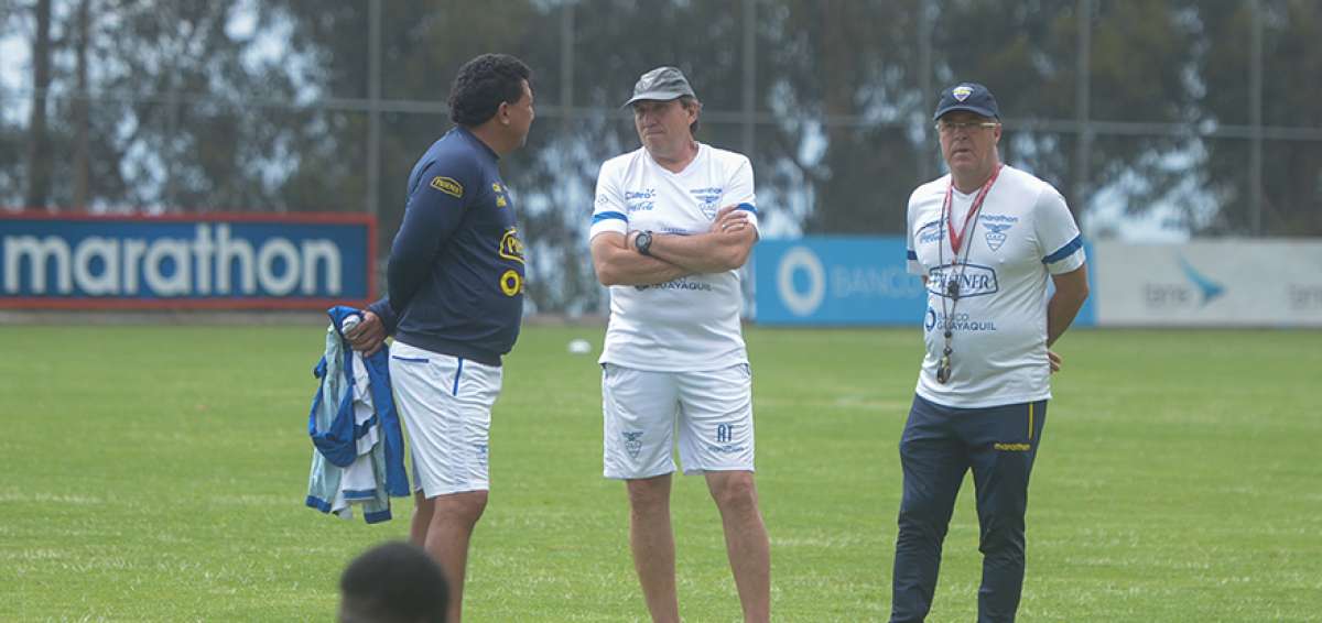 El entrenador de la selecci&oacute;n juvenil, Jorge C&eacute;lico (d), junto a su asistente Patricio Lara (c) y el preparador de arqueros Robin Pico.