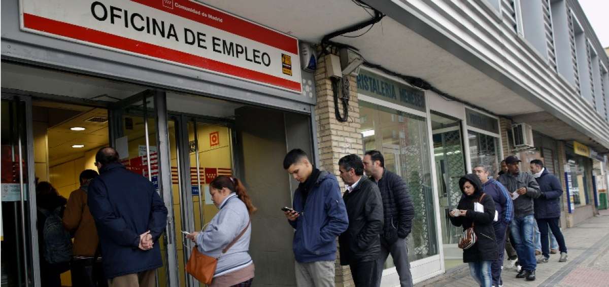 Hay un flujo incesante hacia el extranjero de j&oacute;venes espa&ntilde;oles en busca de un futuro mejor y de un trabajo que no pueden obtener en su pa&iacute;s. Entre los destinos principales est&aacute;n Alemania y Francia.