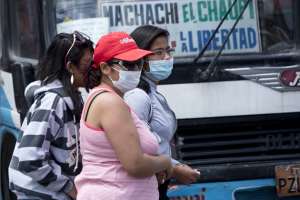 Habitantes de Machachi usan mascarilla para protegerse de la ca&iacute;da de ceniza. Foto: AFP 