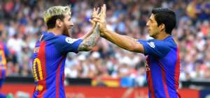 El Barcelona gana con doblete de Messi y es l&iacute;der provisional