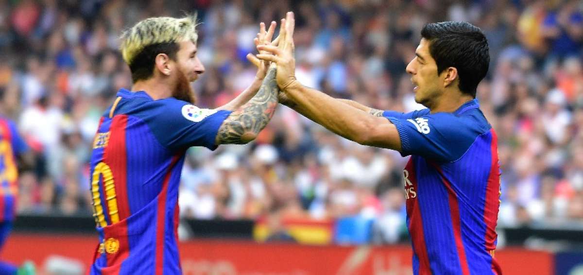 El Barcelona gana con doblete de Messi y es l&iacute;der provisional
