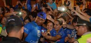 Jorge Guagua, defensa de Emelec, celebra el tricampeonato con la hinchada en los exteriores de La Parrillada del &Ntilde;ato, en Urdesa.