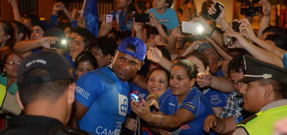 Jorge Guagua, defensa de Emelec, celebra el tricampeonato con la hinchada en los exteriores de La Parrillada del &Ntilde;ato, en Urdesa.