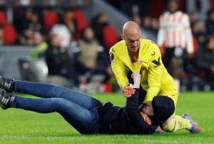 El arquero Marko Dmitrovic redujo a un hincha que lo agredió. 