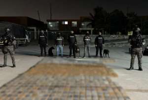 Policía halló casi una tonelada de cocaína dentro de un contenedor en Guayaquil.