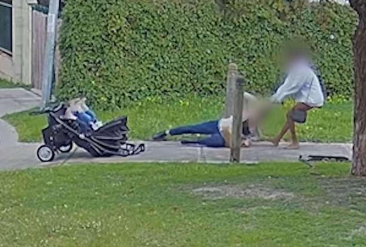 La chica habría querido robar el bolso de la mujer.