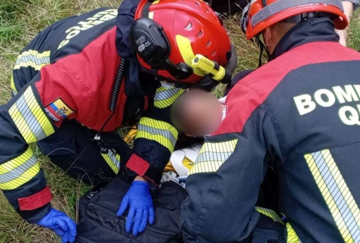 Cinco personas resultaron heridas tras el volcamiento de una buseta escolar en el sur de Quito.