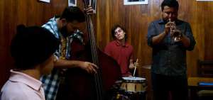 La banda est&aacute; integrada por Luis Alberto Illescas en el contrabajo, Javier Vera en el piano y Juan Carlos Jim&eacute;nez en la bater&iacute;a. Empezaron en la academia.