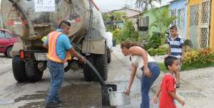 Los habitantes de Ecocity llamaron a un carro cisterna para que distribuya el l&iacute;quido potable en el noroeste de la ciudad. Miguel Castro / El Tel&eacute;grafo