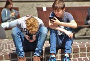 La prohibición del uso de celulares en las escuelas se da en el marco de la salud mental de los chicos, en EE. UU.