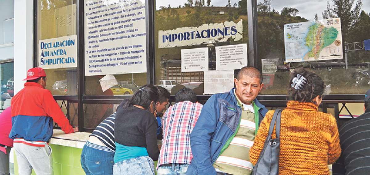 Los valores por pago de aranceles y salvaguardias se calculan con base en las facturas de cada art&iacute;culo. El monto se cancela con tarjeta de cr&eacute;dito o en efectivo. Foto: Carlos Jim&eacute;nez / El Tel&eacute;grafo