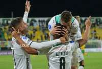 Alexander Alvarado (8) celebra su primer gol ante Defensa y Justicia