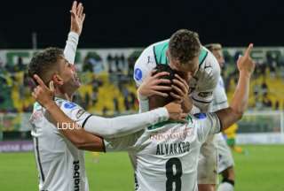 Alexander Alvarado (8) celebra su primer gol ante Defensa y Justicia