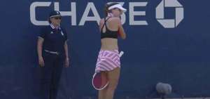 Momento en el que la francesa Aliz&eacute; Cornet se colocaba adecuadamente su camiseta.