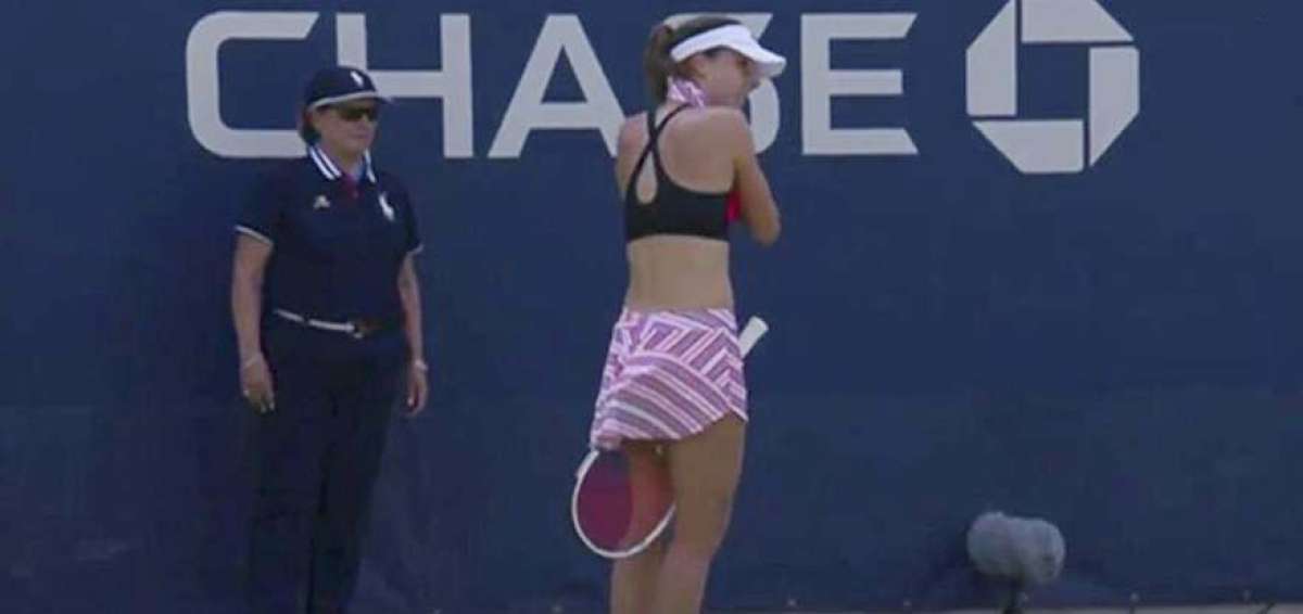 Momento en el que la francesa Aliz&eacute; Cornet se colocaba adecuadamente su camiseta.