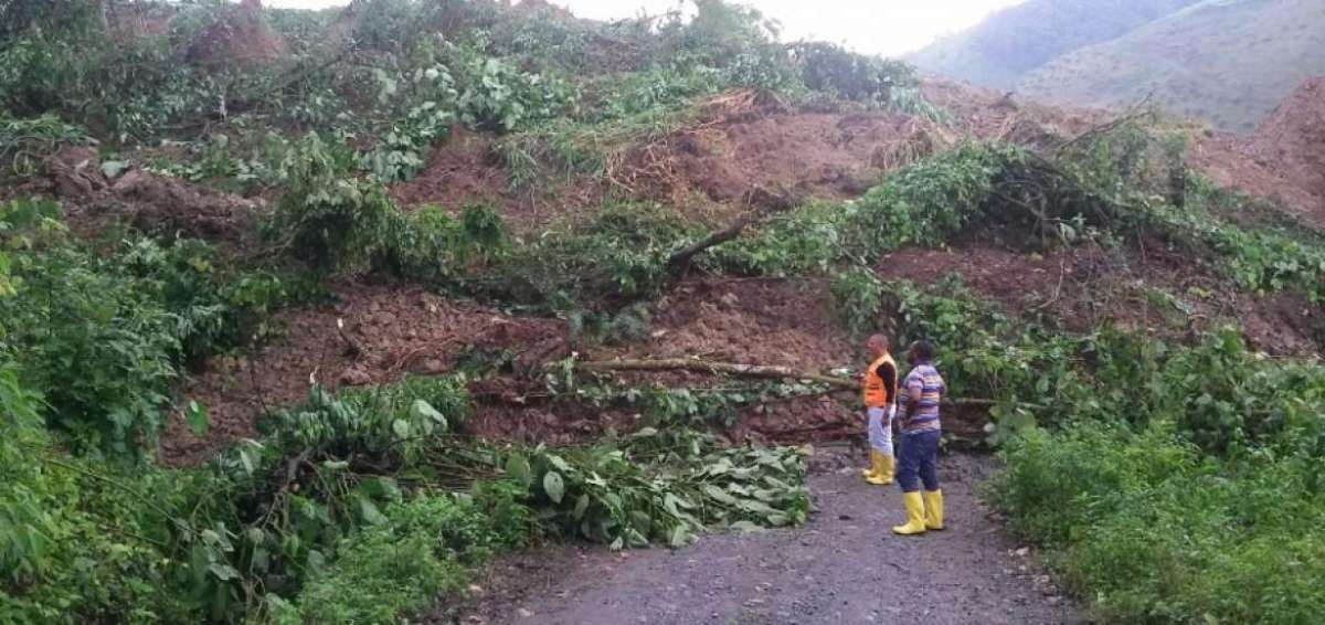 Derrumbe tapona estero en el recinto Tabete