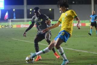 Stalin Valencia (izq.) busca el balón durante el partido ante Brasil