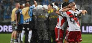 La dirigencia del equipo brasile&ntilde;o protesta por la aparici&oacute;n de Gallardo en el camerino de River en el descanso.