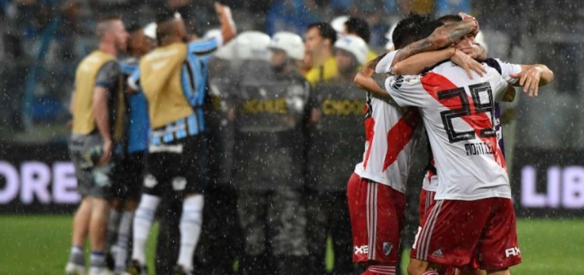 La dirigencia del equipo brasile&ntilde;o protesta por la aparici&oacute;n de Gallardo en el camerino de River en el descanso.