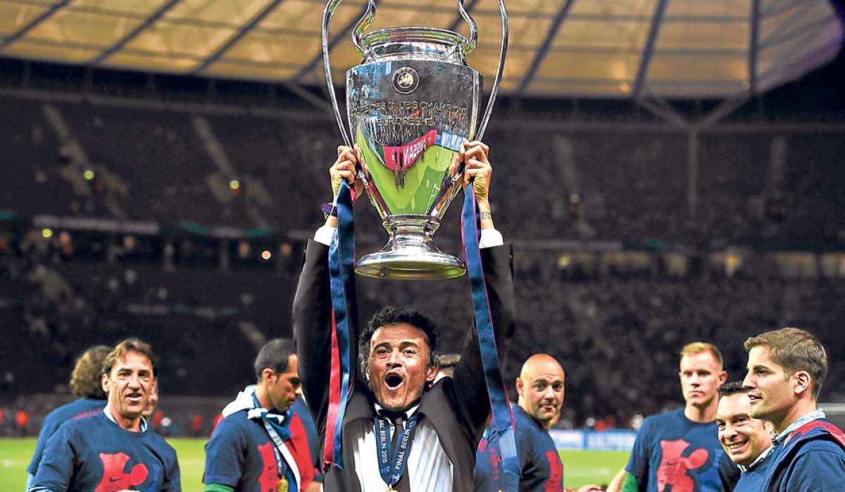 Luis Enrique (i) festeja la obtenci&oacute;n de la Liga de Campeones de Europa, el pasado s&aacute;bado en Berl&iacute;n. Levanta el trofeo que no pudo como jugador. Foto: AFP