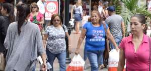 En Guayaquil, la ciudad con m&aacute;s Jesuses y Mar&iacute;as, las personas realizan compras navide&ntilde;as en el centro de la urbe. 