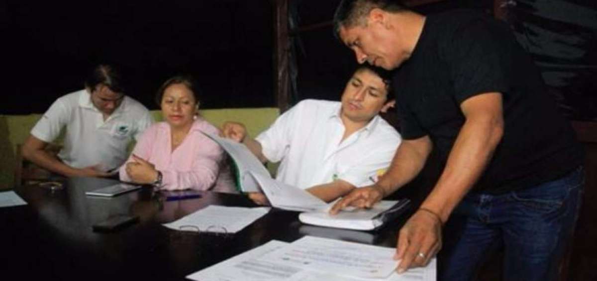 Walter Bustos, director del Parque Nacional Gal&aacute;pagos (DPNG), entreg&oacute; la licencia ambiental a los representantes del parque artesanal de Santa Cruz. 