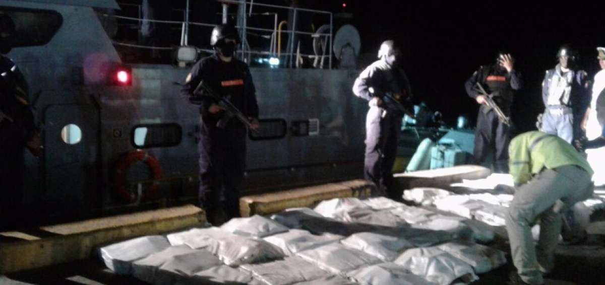 Armada y Polic&iacute;a capturan media tonelada de droga frente a Manta