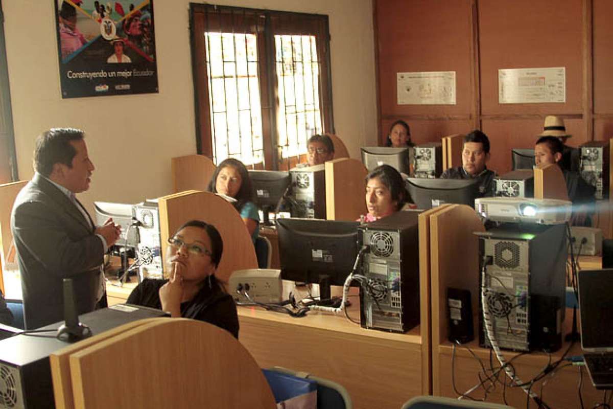 En cada uno de los infocentros, como en el de Nay&oacute;n (Quito), se capacita a los pobladores en diversos temas. La &uacute;ltima charla fue sobre comercio virtual. Foto: Cortes&iacute;a Mintel