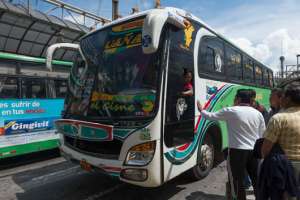 En el Play&oacute;n de la Mar&iacute;n, en el centro de Quito, los transportistas se paralizaron por varias horas ayer. Foto: John Guevara / El Tel&eacute;grafo