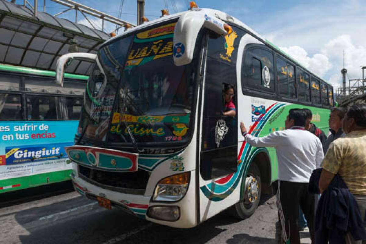En el Play&oacute;n de la Mar&iacute;n, en el centro de Quito, los transportistas se paralizaron por varias horas ayer. Foto: John Guevara / El Tel&eacute;grafo