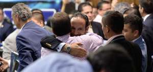 Francisco Egas (de frente) recibe la felicitaci&oacute;n de los dirigentes luego de confirmarse su triunfo como nuevo presidente de la Ecuaf&uacute;tbol.