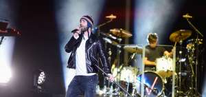 Adam Levine, cantante y frontman de la banda, demostr&oacute; total dominio esc&eacute;nico en el concierto, con los seis miembros de Maroon 5.