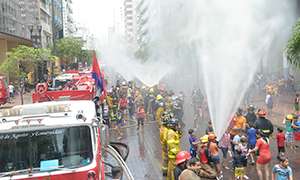 Cuerpo de Bomberos de Guayaquil celebra 180 a&ntilde;os de fundaci&oacute;n con "Ejercicio de Agua"