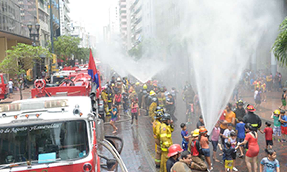 Cuerpo de Bomberos de Guayaquil celebra 180 a&ntilde;os de fundaci&oacute;n con "Ejercicio de Agua"