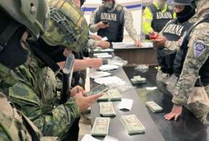 El dinero falso fue hallado en el terminal terrestre.