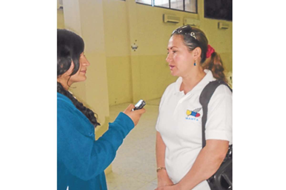 El dar clases en los extraescolares fue la primera experiencia como profesora de Alexandra Bravo, quien lleva m&aacute;s de 8 a&ntilde;os en el periodismo. Foto: Johnny Tigua / Colegio 5 de Junio