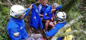 Los miembros de rescate asistieron en primeros auxilios. 