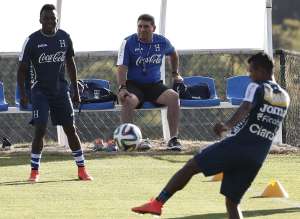 Luis Fernando Su&aacute;rez (c.) har&aacute; algunas variantes para medir al equipo ecuatoriano. Foto: EFE